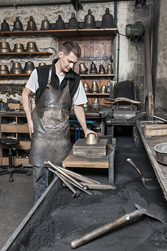 Moulage. Positionnement du modèle (donne l'empreinte extérieure). © Jérôme Mongreville / Région Bourgogne-Franche-Comté, Inventaire du patrimoine - 2015