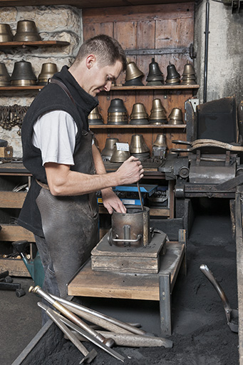 Moulage. Tassage. © Jérôme Mongreville / Région Bourgogne-Franche-Comté, Inventaire du patrimoine - 2015