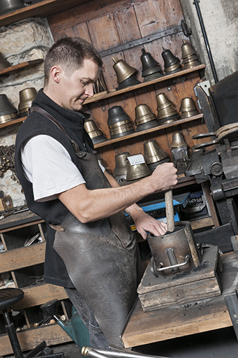 Moulage. Tassage au fouloir. © Jérôme Mongreville / Région Bourgogne-Franche-Comté, Inventaire du patrimoine - 2015