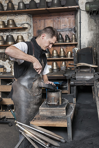 Moulage. Le châssis est complété après tassage. © Jérôme Mongreville / Région Bourgogne-Franche-Comté, Inventaire du patrimoine - 2015