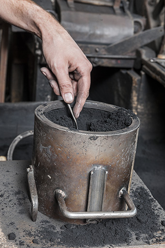 Moulage. Tassage à la spatule. © Jérôme Mongreville / Région Bourgogne-Franche-Comté, Inventaire du patrimoine - 2015