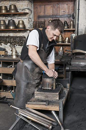 Moulage. Tassage au poing. © Jérôme Mongreville / Région Bourgogne-Franche-Comté, Inventaire du patrimoine - 2015