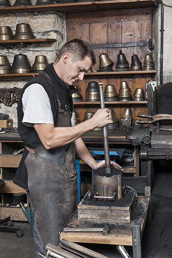 Moulage. Tassage au fouloir métallique (1). © Jérôme Mongreville / Région Bourgogne-Franche-Comté, Inventaire du patrimoine - 2015