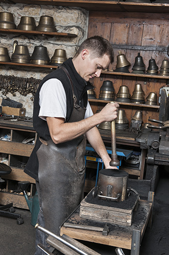 Moulage. Tassage au fouloir métallique (2). © Jérôme Mongreville / Région Bourgogne-Franche-Comté, Inventaire du patrimoine - 2015