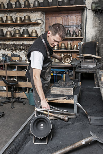 Moulage. Séparation du châssis pour retirer le modèle. © Jérôme Mongreville / Région Bourgogne-Franche-Comté, Inventaire du patrimoine - 2015