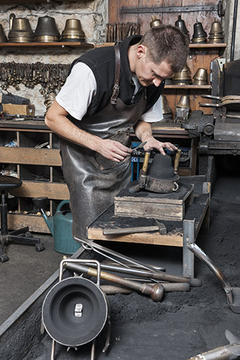 Moulage. Finition (percement d'orifices pour l'attache du battant). © Jérôme Mongreville / Région Bourgogne-Franche-Comté, Inventaire du patrimoine - 2015