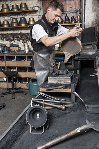 Moulage. Finition (2). © Jérôme Mongreville / Région Bourgogne-Franche-Comté, Inventaire du patrimoine - 2015