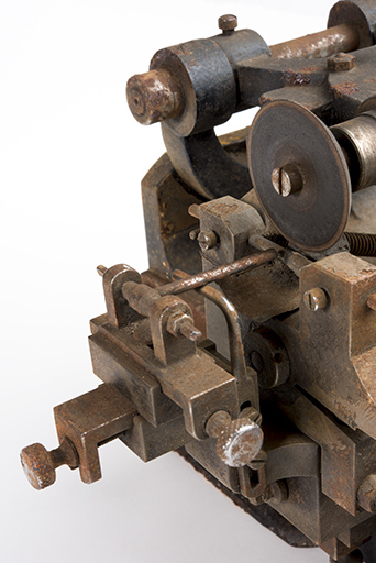 Système de fixation de la roue de cylindre et meule en carborandum. © Sonia Dourlot / Région Bourgogne-Franche-Comté, Inventaire du patrimoine - 2015
