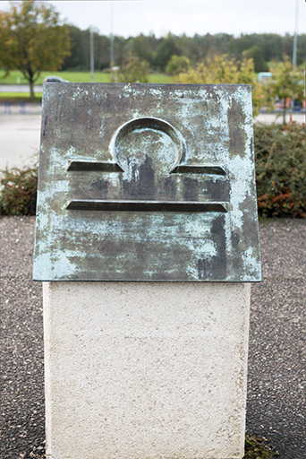 Détail d'une stèle : Libra. La balance. © Mary Ruffinoni / Région Bourgogne-Franche-Comté, Inventaire du patrimoine - 2015