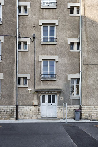 Détail d'entrée de logements. © Mary Ruffinoni / Région Bourgogne-Franche-Comté, Inventaire du patrimoine - 2015