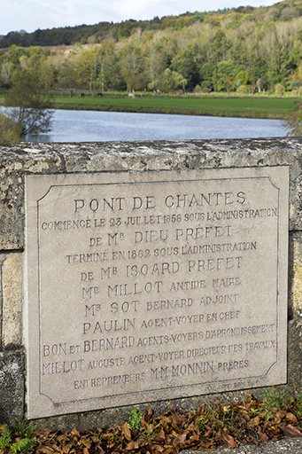 Plaque commémorative sur la construction de l'édifice. © Sonia Dourlot / Région Bourgogne-Franche-Comté, Inventaire du patrimoine - 2015
