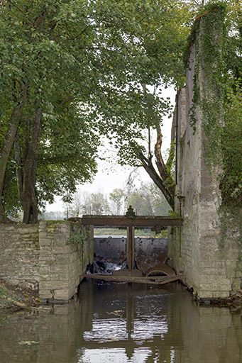 L'ancien canal de dérivation du moulin. © Sonia Dourlot / Région Bourgogne-Franche-Comté, Inventaire du patrimoine - 2015 L'ancien canal de dérivation du moulin. © Sonia Dourlot / Région Bourgogne-Franche-Comté, Inventaire du patrimoine - 2015