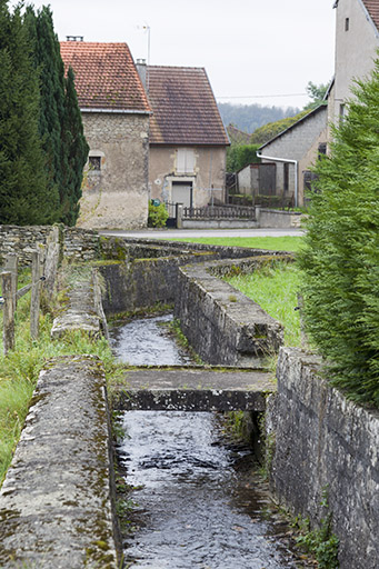 Le ruisseau canalisé tranversant le village. © Sonia Dourlot / Région Bourgogne-Franche-Comté, Inventaire du patrimoine - 2015 Le ruisseau canalisé tranversant le village. © Sonia Dourlot / Région Bourgogne-Franche-Comté, Inventaire du patrimoine - 2015