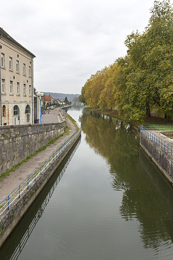 La dérivation depuis le pont de la porte de garde. © Sonia Dourlot / Région Bourgogne-Franche-Comté, Inventaire du patrimoine - 2015 La dérivation depuis le pont de la porte de garde. © Sonia Dourlot / Région Bourgogne-Franche-Comté, Inventaire du patrimoine - 2015