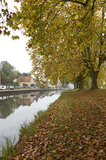 Le chemin de contre-halage. © Sonia Dourlot / Région Bourgogne-Franche-Comté, Inventaire du patrimoine - 2015 Le chemin de contre-halage. © Sonia Dourlot / Région Bourgogne-Franche-Comté, Inventaire du patrimoine - 2015