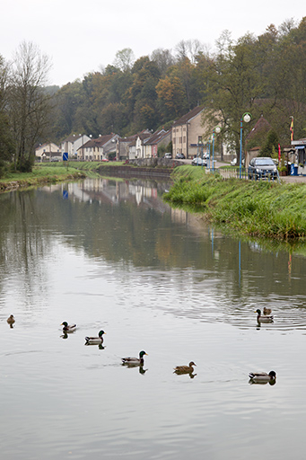 Le bief, vue vers l'amont. © Sonia Dourlot / Région Bourgogne-Franche-Comté, Inventaire du patrimoine - 2015 Le bief, vue vers l'amont. © Sonia Dourlot / Région Bourgogne-Franche-Comté, Inventaire du patrimoine - 2015