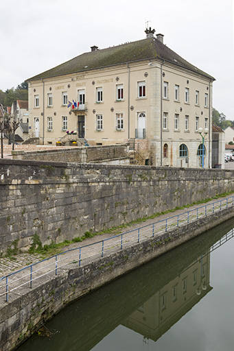 L'hôtel de ville et le bief. © Sonia Dourlot / Région Bourgogne-Franche-Comté, Inventaire du patrimoine - 2015