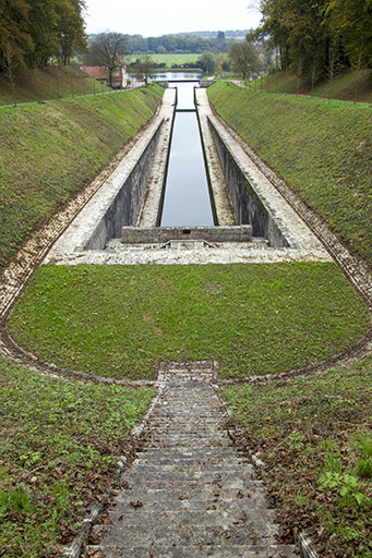 Vue du canal depuis le haut de l'escalier. © Sonia Dourlot / Région Bourgogne-Franche-Comté, Inventaire du patrimoine - 2015 Vue du canal depuis le haut de l'escalier. © Sonia Dourlot / Région Bourgogne-Franche-Comté, Inventaire du patrimoine - 2015