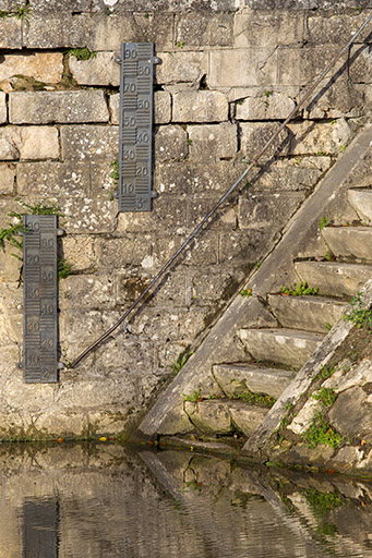 Echelles limnimétriques , porte de garde. © Sonia Dourlot / Région Bourgogne-Franche-Comté, Inventaire du patrimoine - 2015 Echelles limnimétriques , porte de garde. © Sonia Dourlot / Région Bourgogne-Franche-Comté, Inventaire du patrimoine - 2015