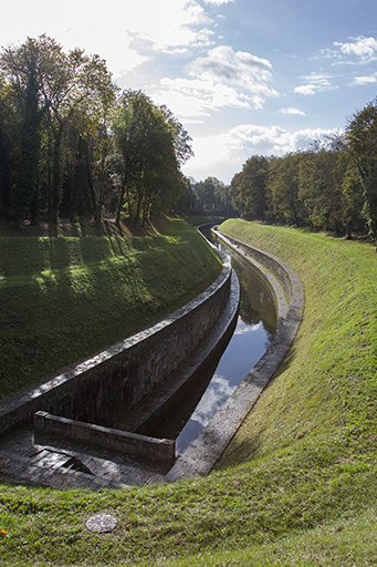 Le canal en aval. © Sonia Dourlot / Région Bourgogne-Franche-Comté, Inventaire du patrimoine - 2015 Le canal en aval. © Sonia Dourlot / Région Bourgogne-Franche-Comté, Inventaire du patrimoine - 2015
