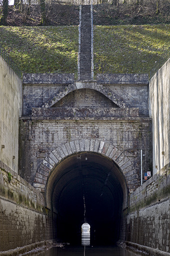 Entrée amont du souterrain. © Sonia Dourlot / Région Bourgogne-Franche-Comté, Inventaire du patrimoine - 2015 Entrée amont du souterrain. © Sonia Dourlot / Région Bourgogne-Franche-Comté, Inventaire du patrimoine - 2015