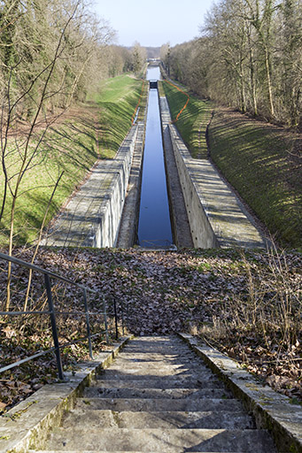 L'escalier et la terrasse au-dessus de l'entrée amont de l'ouvrage. © Sonia Dourlot / Région Bourgogne-Franche-Comté, Inventaire du patrimoine - 2015 L'escalier et la terrasse au-dessus de l'entrée amont de l'ouvrage. © Sonia Dourlot / Région Bourgogne-Franche-Comté, Inventaire du patrimoine - 2015