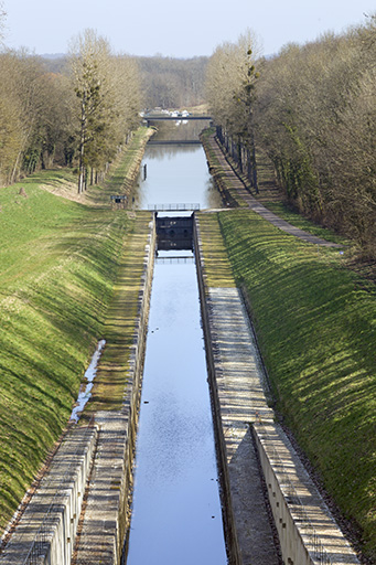 Vue vers l'amont depuis la terrasse surplombant l'entrée du tunnel. © Sonia Dourlot / Région Bourgogne-Franche-Comté, Inventaire du patrimoine - 2015 Vue vers l'amont depuis la terrasse surplombant l'entrée du tunnel. © Sonia Dourlot / Région Bourgogne-Franche-Comté, Inventaire du patrimoine - 2015