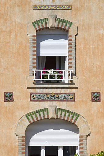 Détail de baies de l'avant-corps. © Sonia Dourlot / Région Bourgogne-Franche-Comté, Inventaire du patrimoine - 2015 Détail de baies de l'avant-corps. © Sonia Dourlot / Région Bourgogne-Franche-Comté, Inventaire du patrimoine - 2015