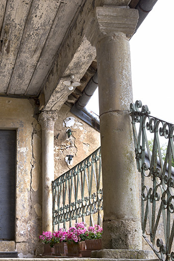 Colonnes du deuxième palier. © Sonia Dourlot / Région Bourgogne-Franche-Comté, Inventaire du patrimoine - 2015 Colonnes du deuxième palier. © Sonia Dourlot / Région Bourgogne-Franche-Comté, Inventaire du patrimoine - 2015