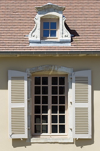 Façade antérieure : une fenêtre du premier étage et une lucarne de l'étage de comble. © Sonia Dourlot / Région Bourgogne-Franche-Comté, Inventaire du patrimoine - 2015 Façade antérieure : une fenêtre du premier étage et une lucarne de l'étage de comble. © Sonia Dourlot / Région Bourgogne-Franche-Comté, Inventaire du patrimoine - 2015