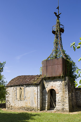 Vue rapprochée du bâtiment et de l'éolienne. © Sonia Dourlot / Région Bourgogne-Franche-Comté, Inventaire du patrimoine - 2015 Vue rapprochée du bâtiment et de l'éolienne. © Sonia Dourlot / Région Bourgogne-Franche-Comté, Inventaire du patrimoine - 2015