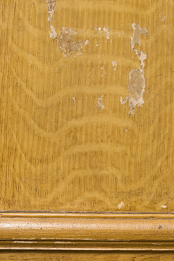 Intérieur : détail des lambris de revêtement du salon. Le papier peint du 18e siècle apparaît sous la toile peinte à l'imitation du bois.  © Sonia Dourlot / Région Bourgogne-Franche-Comté, Inventaire du patrimoine - 2015 Intérieur : détail des lambris de revêtement du salon. Le papier peint du 18e siècle apparaît sous la toile peinte à l'imitation du bois.  © Sonia Dourlot / Région Bourgogne-Franche-Comté, Inventaire du patrimoine - 2015