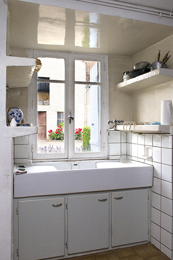 Maison au 43 Grande Rue, intérieur de la cuisine : l'évier dans la "souillarde". © Sonia Dourlot / Région Bourgogne-Franche-Comté, Inventaire du patrimoine - 2015 Maison au 43 Grande Rue, intérieur de la cuisine : l'évier dans la "souillarde". © Sonia Dourlot / Région Bourgogne-Franche-Comté, Inventaire du patrimoine - 2015