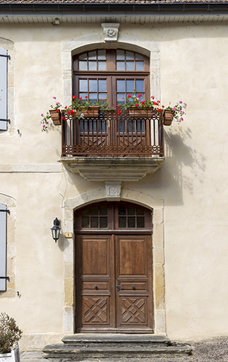 Détail : travée centrale de la façade sur rue. © Sonia Dourlot / Région Bourgogne-Franche-Comté, Inventaire du patrimoine - 2015 Détail : travée centrale de la façade sur rue. © Sonia Dourlot / Région Bourgogne-Franche-Comté, Inventaire du patrimoine - 2015