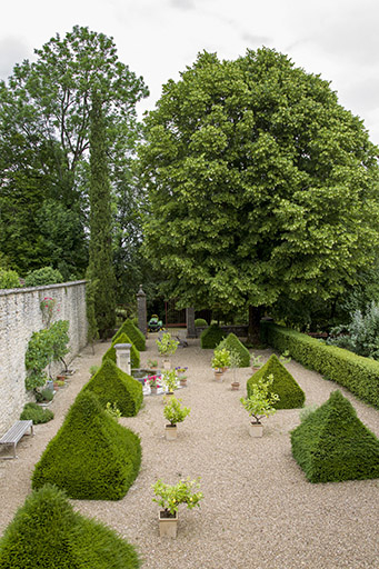 Vue partielle du jardin. © Sonia Dourlot / Région Bourgogne-Franche-Comté, Inventaire du patrimoine - 2015 Vue partielle du jardin. © Sonia Dourlot / Région Bourgogne-Franche-Comté, Inventaire du patrimoine - 2015