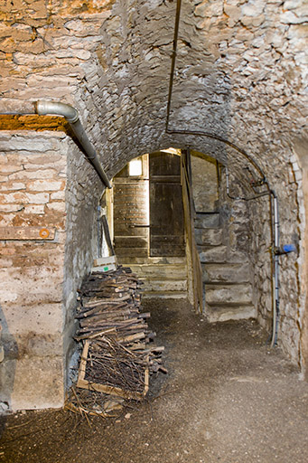 Intérieur : le sous-sol couvert d'une voûte en berceau. © Sonia Dourlot / Région Bourgogne-Franche-Comté, Inventaire du patrimoine - 2015 Intérieur : le sous-sol couvert d'une voûte en berceau. © Sonia Dourlot / Région Bourgogne-Franche-Comté, Inventaire du patrimoine - 2015