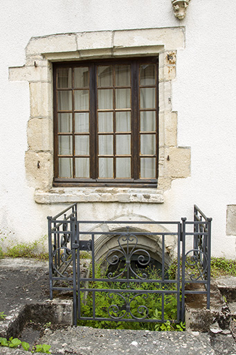 Maison 2 place Gabrielle de Salverte, l'entrée de cave. © Sonia Dourlot / Région Bourgogne-Franche-Comté, Inventaire du patrimoine - 2015 Maison 2 place Gabrielle de Salverte, l'entrée de cave. © Sonia Dourlot / Région Bourgogne-Franche-Comté, Inventaire du patrimoine - 2015