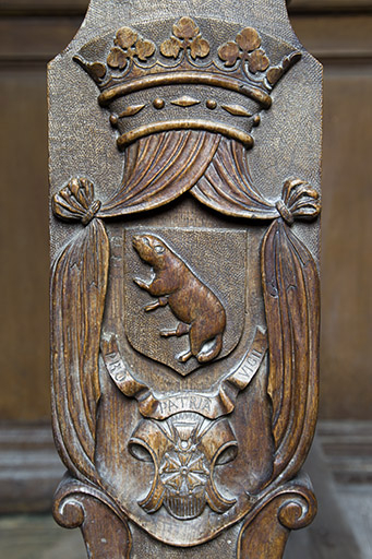 Chapelle seigneuriale : armoiries sur l'un des bancs. © Sonia Dourlot / Région Bourgogne-Franche-Comté, Inventaire du patrimoine - 2015