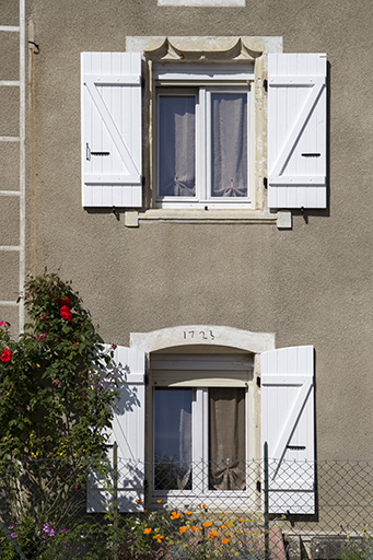 Façade antérieure : baie à double accolade et baie à linteau en arc segmentaire délardé portant la date 1723. © Sonia Dourlot / Région Bourgogne-Franche-Comté, Inventaire du patrimoine - 2015 Façade antérieure : baie à double accolade et baie à linteau en arc segmentaire délardé portant la date 1723. © Sonia Dourlot / Région Bourgogne-Franche-Comté, Inventaire du patrimoine - 2015