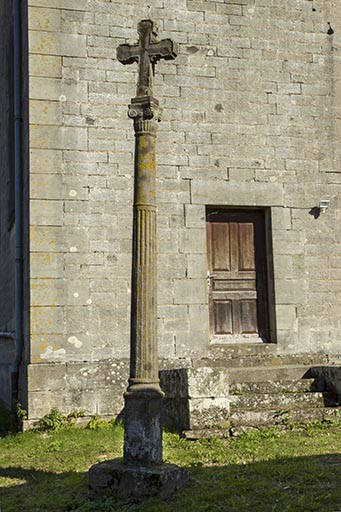 Croix à proximité de l'église. © Sonia Dourlot / Région Bourgogne-Franche-Comté, Inventaire du patrimoine - 2015
