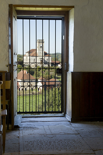 Vue sur l'église depuis l'intérieur de la chapelle. © Sonia Dourlot / Région Bourgogne-Franche-Comté, Inventaire du patrimoine - 2015