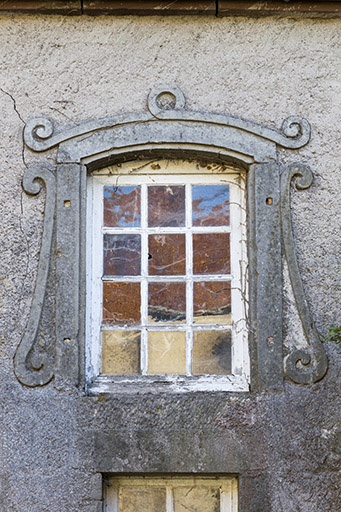 Détail d'une baie, façade ouest. © Sonia Dourlot / Région Bourgogne-Franche-Comté, Inventaire du patrimoine - 2015