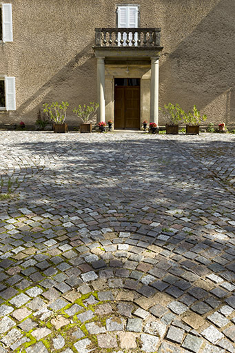 Détail du sol de la cour avec la porte d'entrée. © Sonia Dourlot / Région Bourgogne-Franche-Comté, Inventaire du patrimoine - 2015