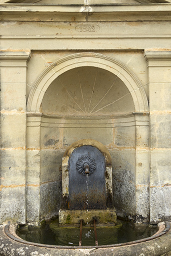 Détail sur la borne de la fontaine. © Sonia Dourlot / Région Bourgogne-Franche-Comté, Inventaire du patrimoine - 2015