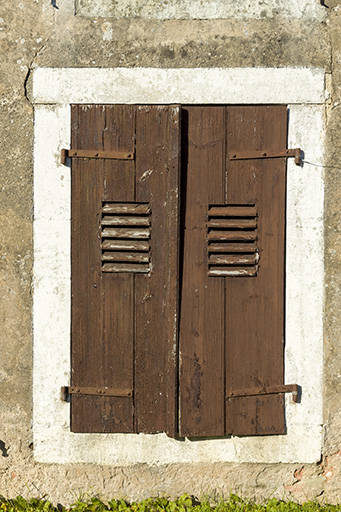 Détail d'une baie avec ses volets. © Sonia Dourlot / Région Bourgogne-Franche-Comté, Inventaire du patrimoine - 2015