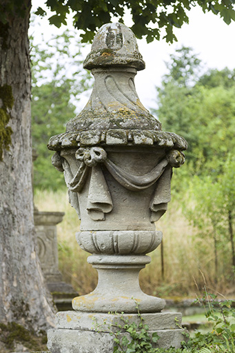 Pot à feu présent sur le site du calvaire. © Sonia Dourlot / Région Bourgogne-Franche-Comté, Inventaire du patrimoine - 2015