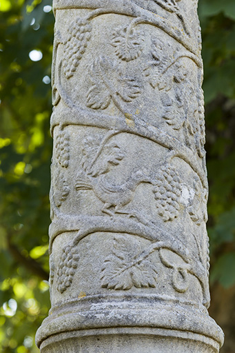 Grappes de vignes en bas-relief sur la croix. © Sonia Dourlot / Région Bourgogne-Franche-Comté, Inventaire du patrimoine - 2015