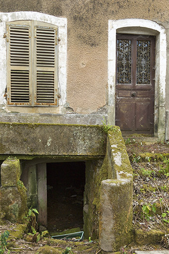 Entrée de la cave depuis la façade antérieure. © Sonia Dourlot / Région Bourgogne-Franche-Comté, Inventaire du patrimoine - 2015