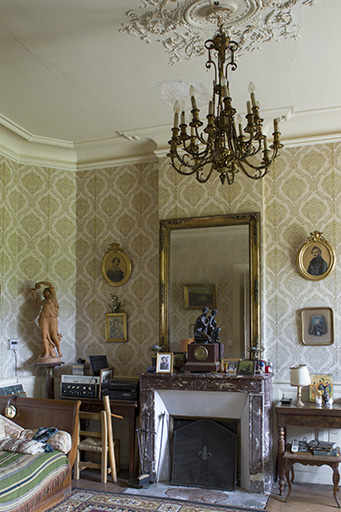 Le petit salon. © Sonia Dourlot / Région Bourgogne-Franche-Comté, Inventaire du patrimoine - 2015 Le petit salon. © Sonia Dourlot / Région Bourgogne-Franche-Comté, Inventaire du patrimoine - 2015