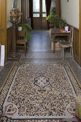 Vue de détail sur le carrelage du couloir. © Sonia Dourlot / Région Bourgogne-Franche-Comté, Inventaire du patrimoine - 2015 Vue de détail sur le carrelage du couloir. © Sonia Dourlot / Région Bourgogne-Franche-Comté, Inventaire du patrimoine - 2015
